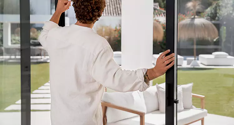 Sliding Screen Door Maintenance for Closing Issues in East Lake-Orient Park, FL